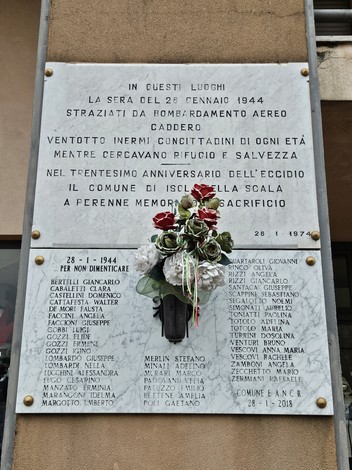 Lapide commemorativa per il bombardamento del 28 gennaio 1944, dedicata alle vittime del conflitto.