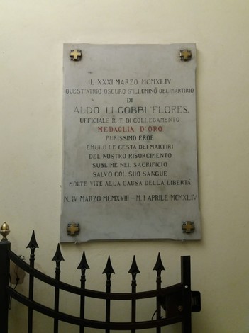 Lapide commemorativa dedicata a Aldo Li Gobbi, ufficiale decorato con medaglia d'oro per il suo sacrificio.