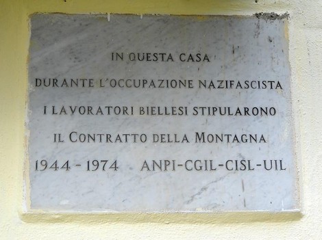 Lapide commemorativa del Contratto della Montagna, siglato dai lavoratori biellesi durante l'occupazione nazifascista.