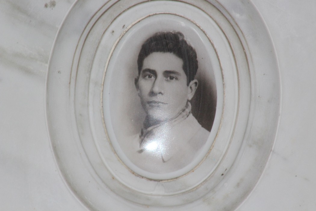 Immagine dedicata ai partigiani di Torbella, con fotografia in bianco e nero di un giovane uomo.