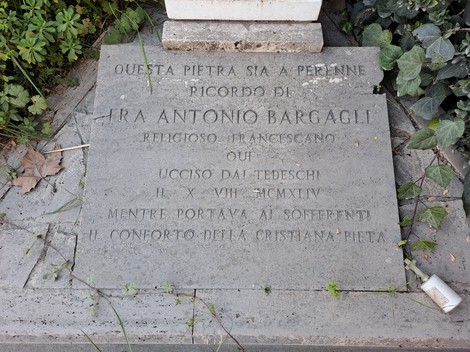 Pietra commemorativa dedicata a fra Antonio Bargagli, religioso francescano, ucciso dai tedeschi nel 1944.