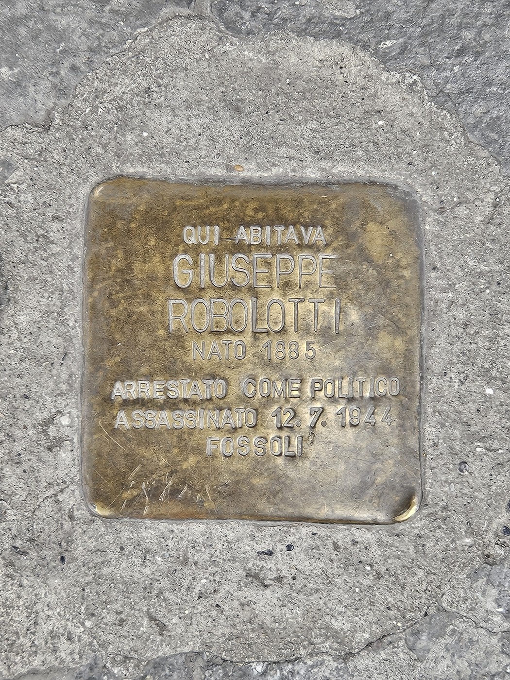 Pietra d'inciampo dedicata a Giuseppe Robolotti, commemorativa della sua memoria e persecuzione politica.