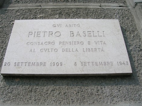 Lapide commemorativa dedicata a Pietro Baselli, in ricordo della sua vita e del suo impegno per la libertà.