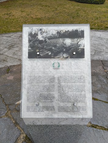 Cimitero militare italiano di Zehlendorf, commemorazione dei caduti in un'atmosfera solenne e rispettosa.