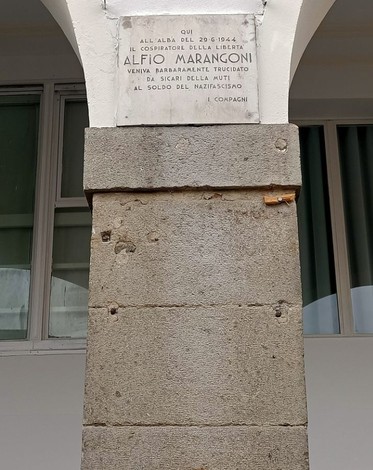 Lapide commemorativa dedicata a Alfio Marangoni, partigiano e martire della libertà.