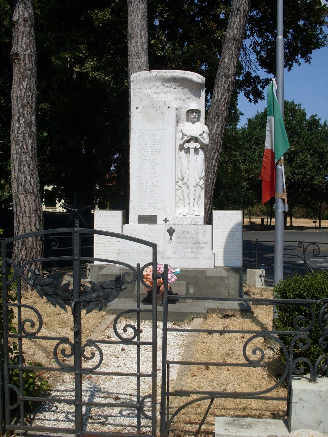 Monumento ai caduti di Coviolo, dedicato in memoria dei soldati, con elementi commemorativi e decorazioni floreali.
