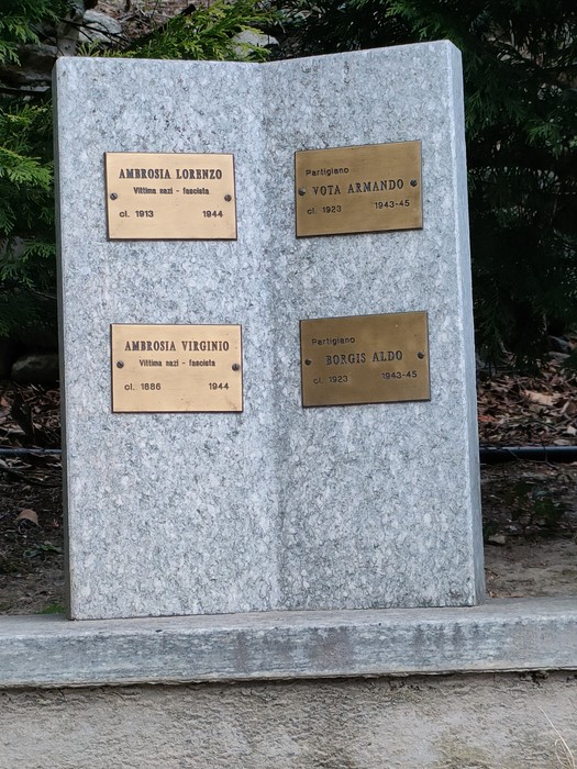 Targa commemorativa al Parco della Rimembranza, dedicata a partigiani e vittime della Resistenza.