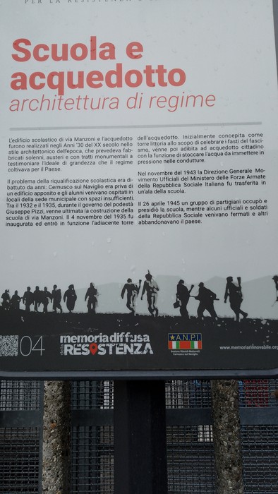 Targa commemorativa che celebra l'occupazione partigiana in un contesto storico di resistenza.