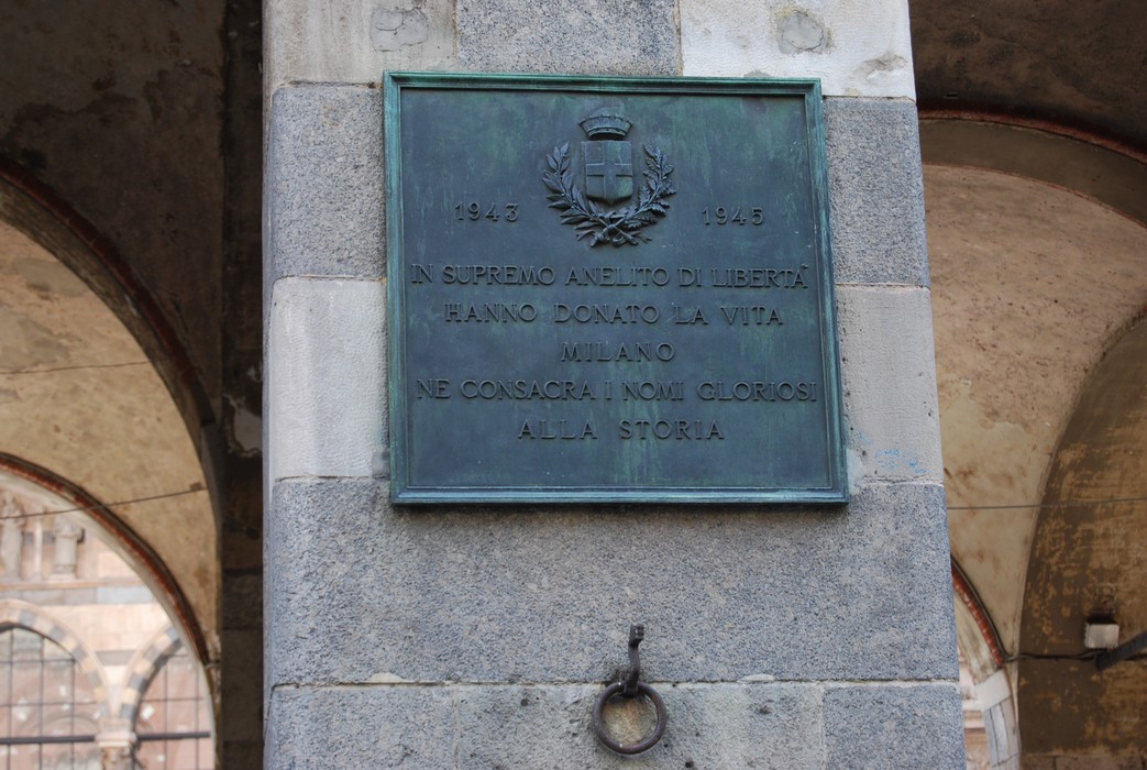 Lapidi commemorative nella Loggia dei Mercanti, Milano, dedicate a chi ha donato la vita per la libertà.