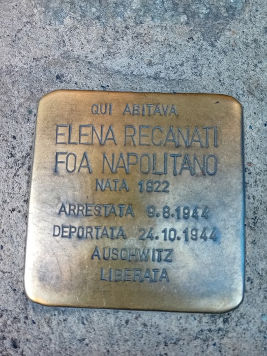 Pietra d'inciampo in ottone incassata nel selciato, con iscrizione dedicata a Elena Recanati Foa Napolitano.
