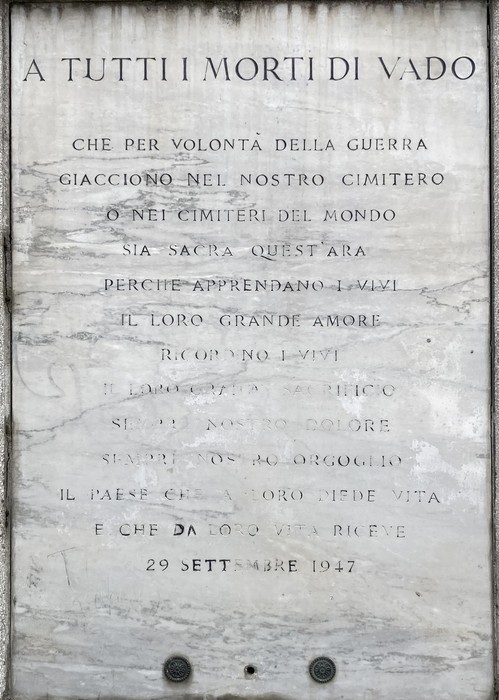 Monumento commemorativo ai caduti di Vado, dedicato alla memoria di coloro che hanno perso la vita in guerra.