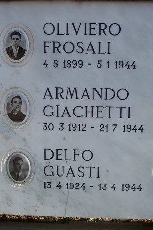 Monumento ai partigiani con nomi e date commemorative di chi ha lottato per la libertà.