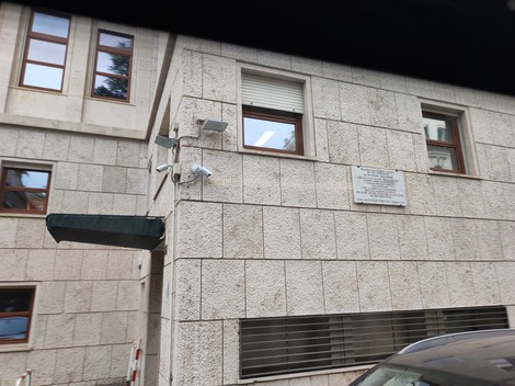 Lapide commemorativa sulla facciata di un edificio per la Pensione Jaccarino.