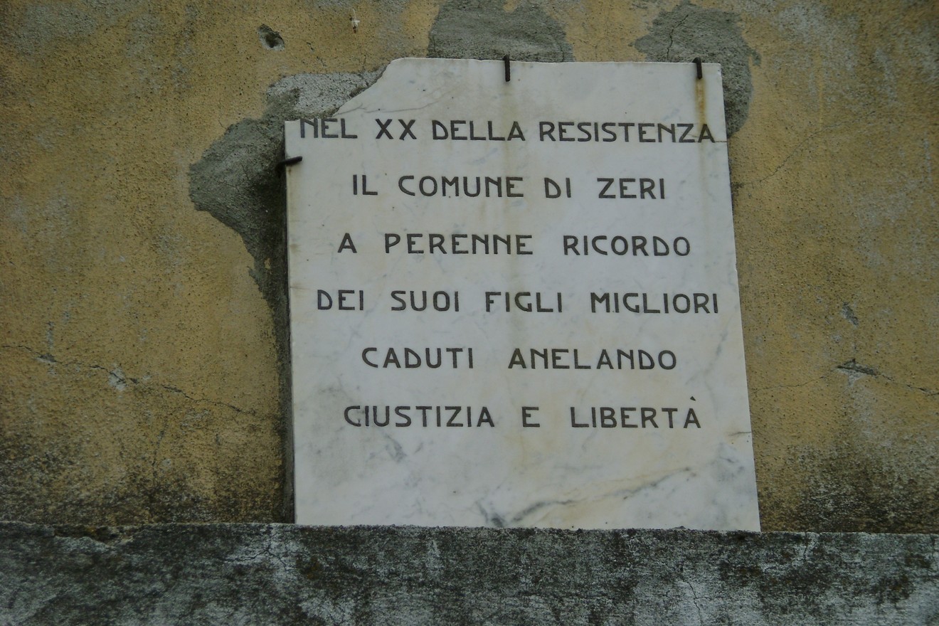 Lapide commemorativa dedicata ai caduti della Resistenza nel comune di Zeri, in memoria di giustizia e libertà.