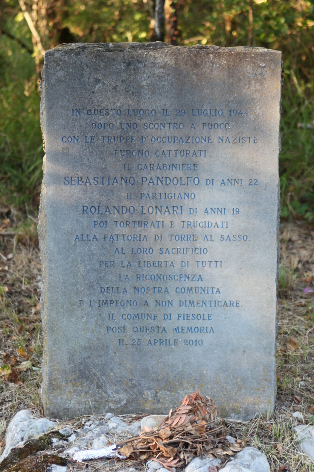 Cippo commemorativo in memoria di Pandolfo e Lonari, vittime della guerra e della resistenza.