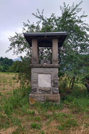 Monumento ai caduti di Tirli, situato in un'area verde, ricorda i sacrifice dei soldati locali.