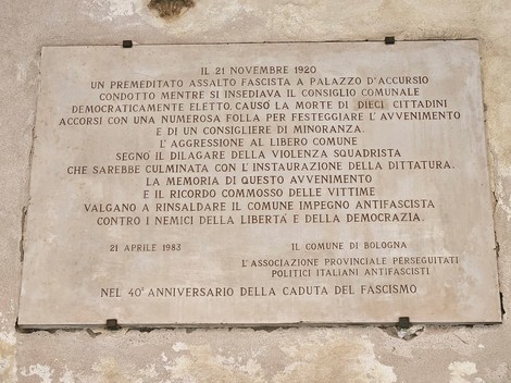 Lapide commemorativa dedicata alla strage di Palazzo d'Accursio, nel contesto della memoria storica antifascista.