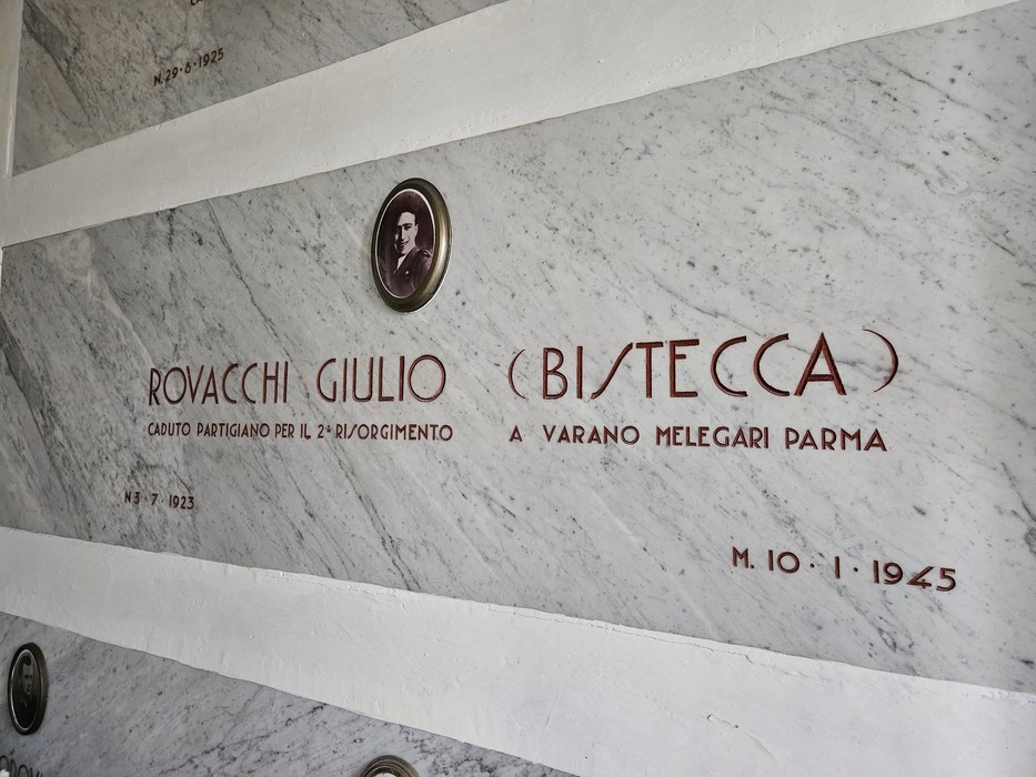 Sacrario dei Caduti della Resistenza di Montecchio, dedicato ai partigiani con lapidi in marmo.