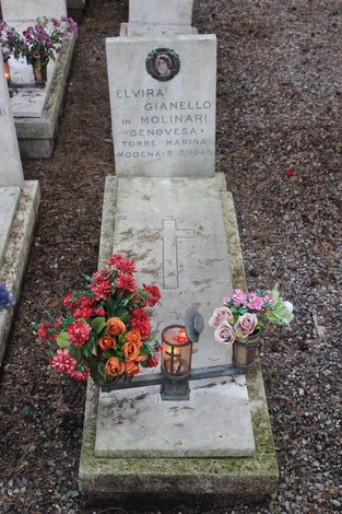 Tombe adornate con fiori e candele, in memoria dei caduti per la Libertà, nel cimitero di Torre Marina.