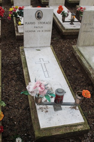 Tombe con fiori freschi e candele, dedicate ai caduti per la Libertà, in un cimitero monumentale.