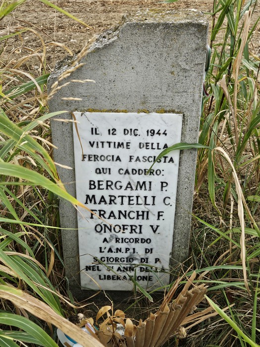 Cippo commemorativo dedicato a Bergami, Martelli, Franchi e Onofri, vittime della ferocia fascista nel 1944.