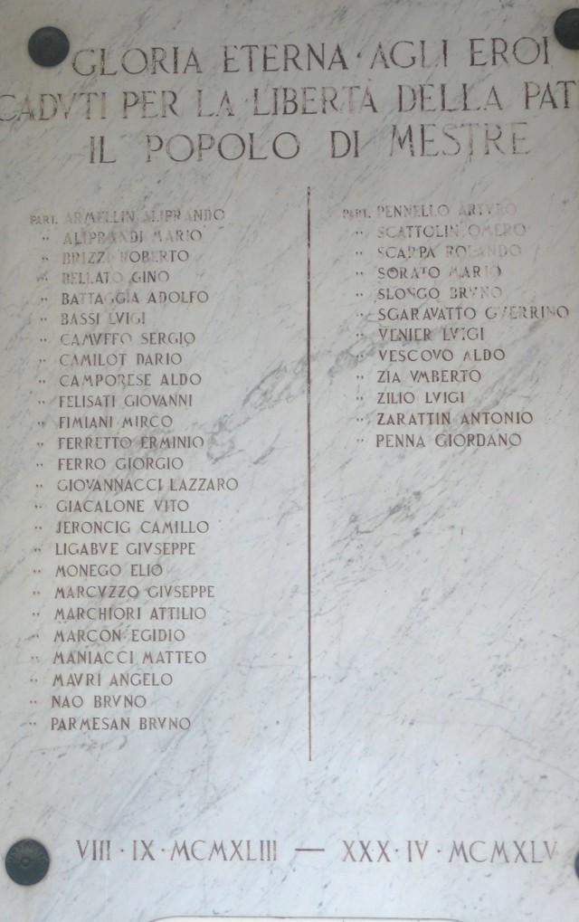 Lapide commemorativa dedicata ai partigiani mestrini caduti per la libertà. È incisa su marmo bianco.