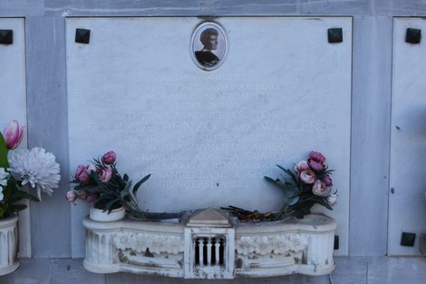 Sepolcro di Willers con decorazioni floreali e un'immagine in ceramica, evocante un'atmosfera di memoria e rispetto.