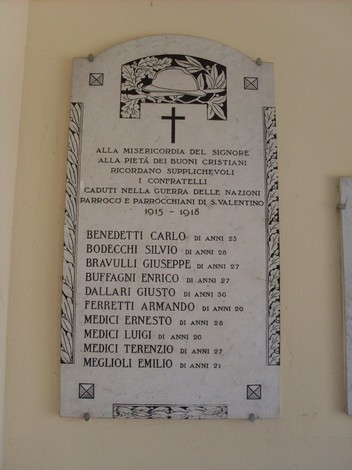 Lapidi commemorative dei caduti di San Valentino (1915-1918) in onore dei giovani della comunità.