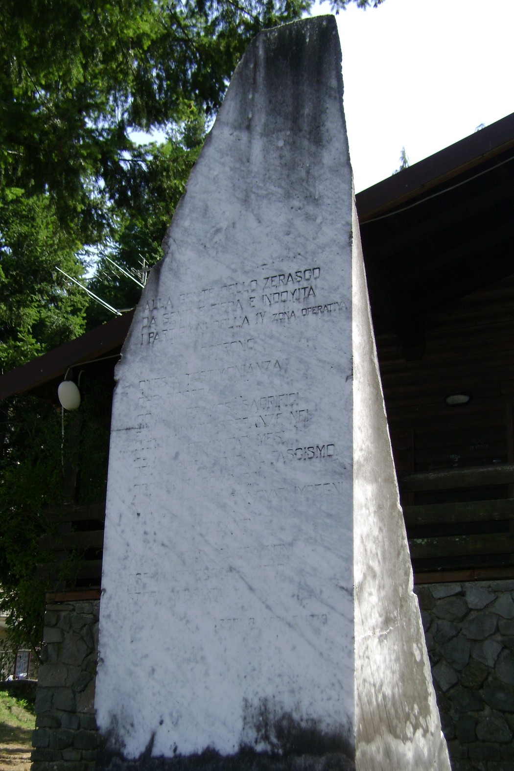 Monumento in memoria dei partigiani della IV Zona, simbolo di resistenza e libertà.