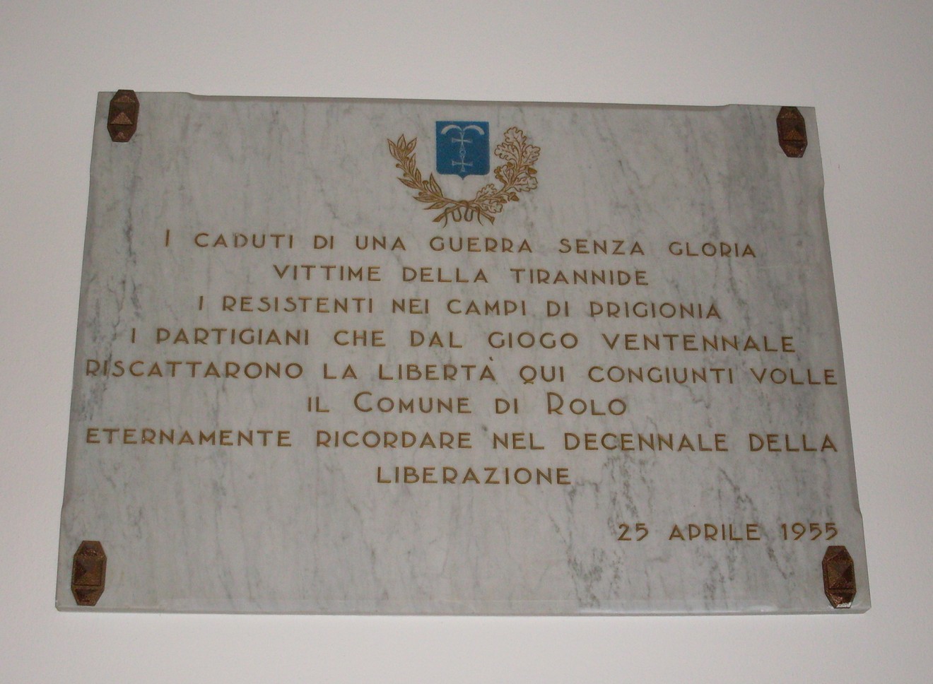 Lapide commemorativa ai caduti di Rolo, in ricordo delle vittime della guerra e della resistenza.
