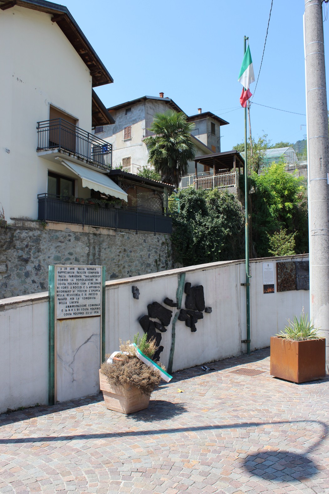 Monumento a ricordo dell'incendio di Corti, Comune di Costa Volpino (BG), foto 1