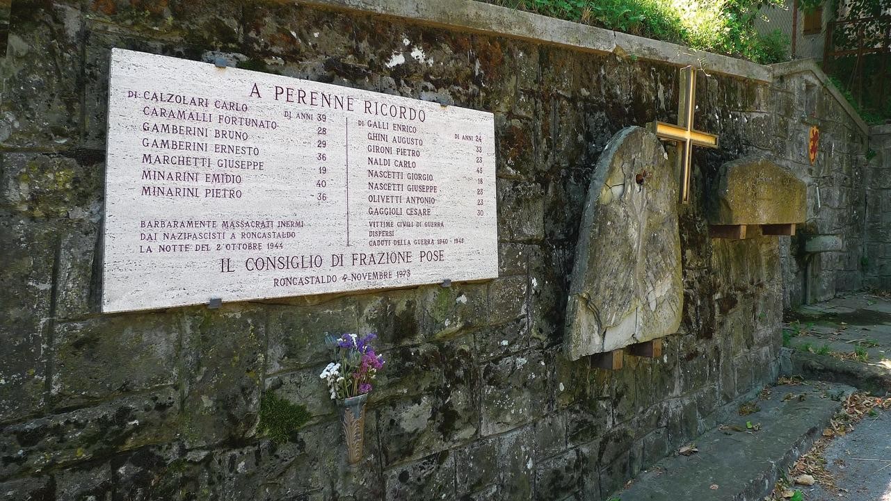 Lapide commemorativa per i caduti di Roncastaldo e Loiano, immersa nel verde e in ricordo dei sacrifici.