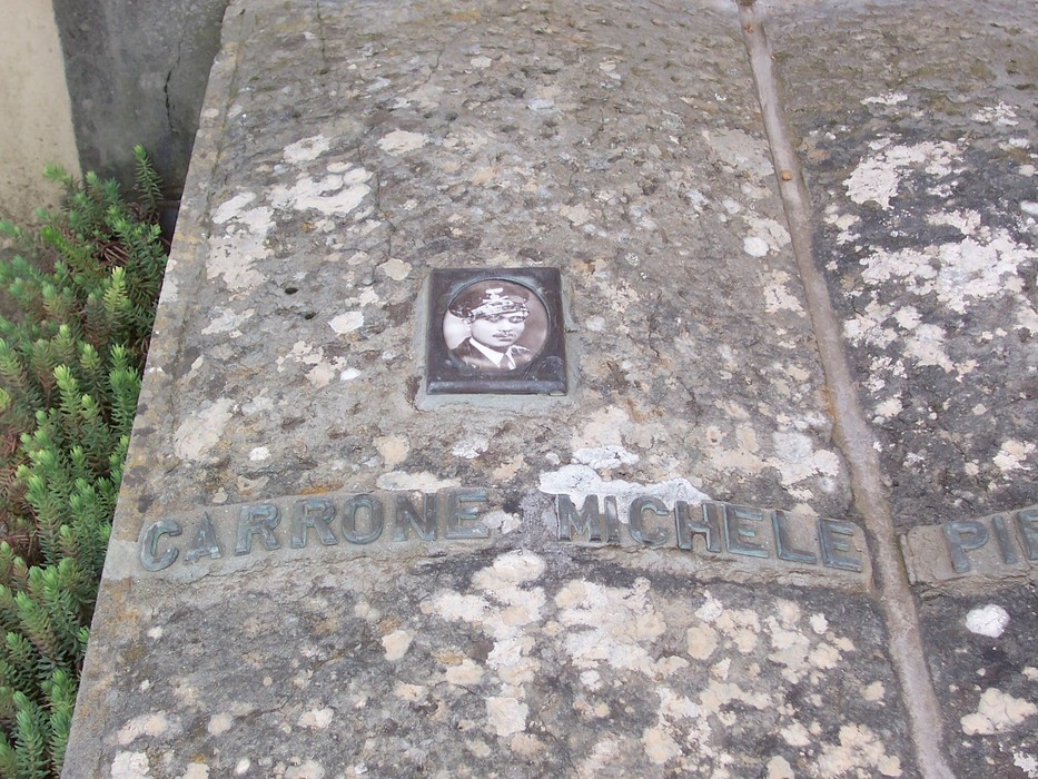 Sepolcro dei caduti di Pian d'Albero, commemorazione dei militari con una targa e un ritratto.
