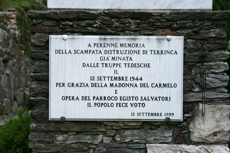 Lapide commemorativa che celebra la scampata distruzione di Terrinca durante la Seconda Guerra Mondiale.
