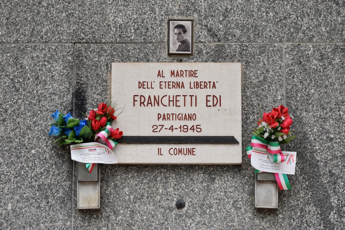 Lapide commemorativa in onore di Edi Franchetti, partigiano, dedicata alla sua memoria.