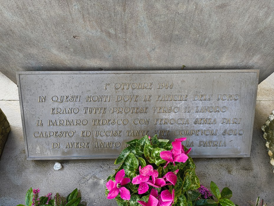 Monumento commemorativo dedicato agli uccisi della Botte di Pioppe, in memoria dei caduti.