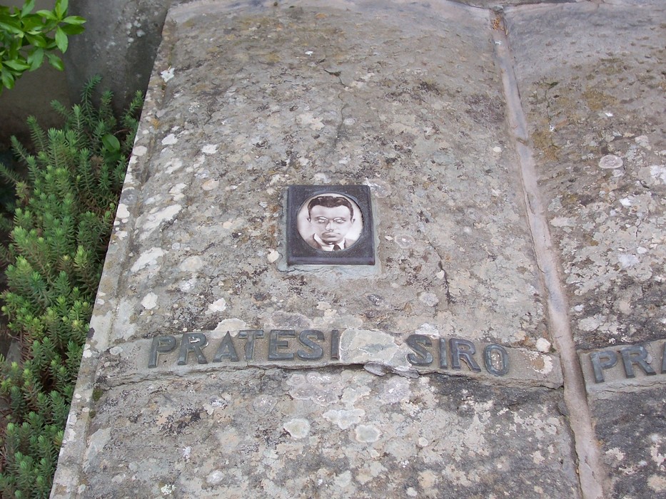 Sepolcro dei caduti di Pian d'Albero, con targa commemorativa e foto in marmo. Richiamo alla memoria dei defunti.