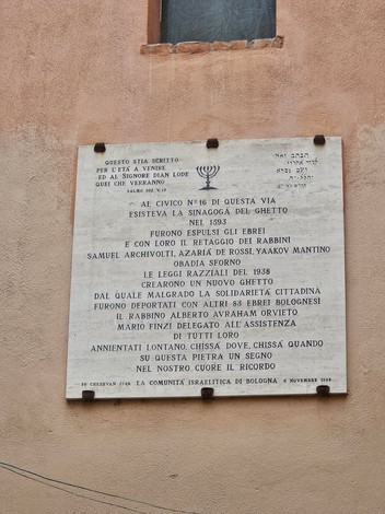 Lapide commemorativa in memoria degli ebrei deportati dal ghetto di Bologna, situata su un muro esterno.