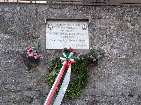 Lapide commemorativa dedicata a Amati e Fondrini, simbolo di libertà e resistenza.
