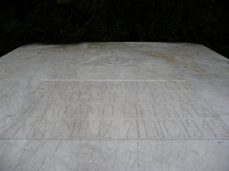 Monumento funebre commemorativo con iscrizioni, realizzato in marmo, dedicato a Zambianchi.