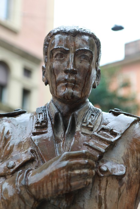 Monumento a D'Acquisto, scultura che rappresenta un soldato in uniforme con sguardo fiero.