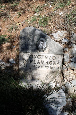 Cippo commemorativo dedicato a Vincenzo Perlamagna, con data di nascita e morte inciso sulla pietra.