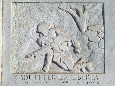 Monumento ai caduti di Lucento e Ceronda con rilievo che commemora i sacrifici per la libertà.