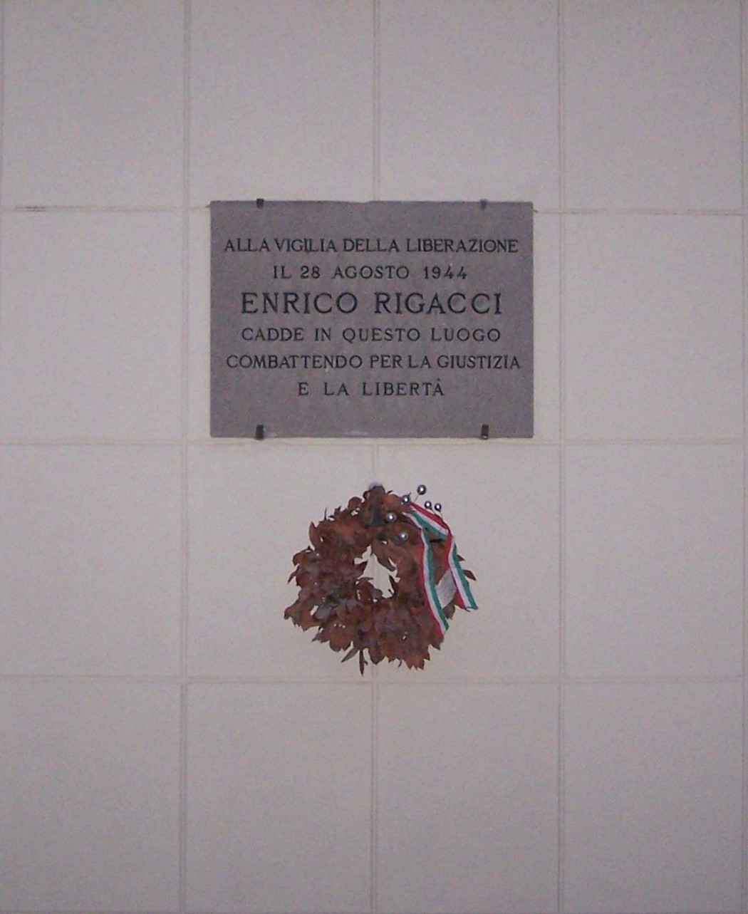 Lapide commemorativa di Enrico Rigacci, caduto per la giustizia e la libertà il 28 agosto 1944.