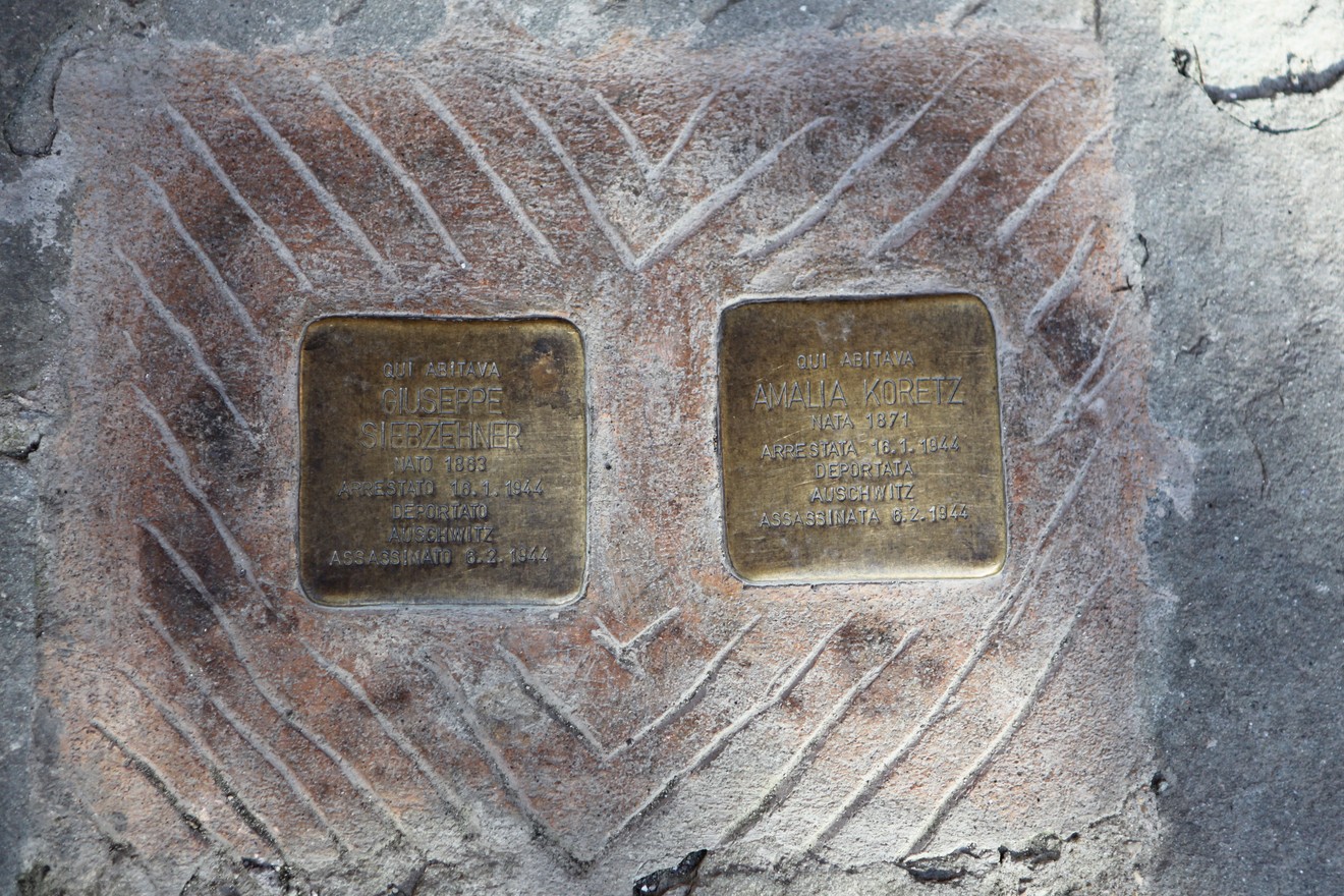Pietre d'inciampo commemorative per Siebzehner e Koretz, in ricordo delle vittime dell'Olocausto.