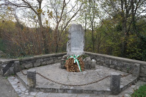 Monumento alla Brigata Proletaria, dedicato alla memoria dei caduti, circondato da vegetazione.