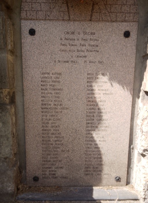 Lapidi commemorative dedicati ai caduti partigiani di Porta Romana, Porta Vittoria e Porta Vincentina.