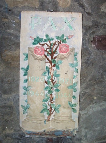 Cappella ai fratelli Bimbi con decorazioni di colonne e rose, simbolo di memoria e pace.