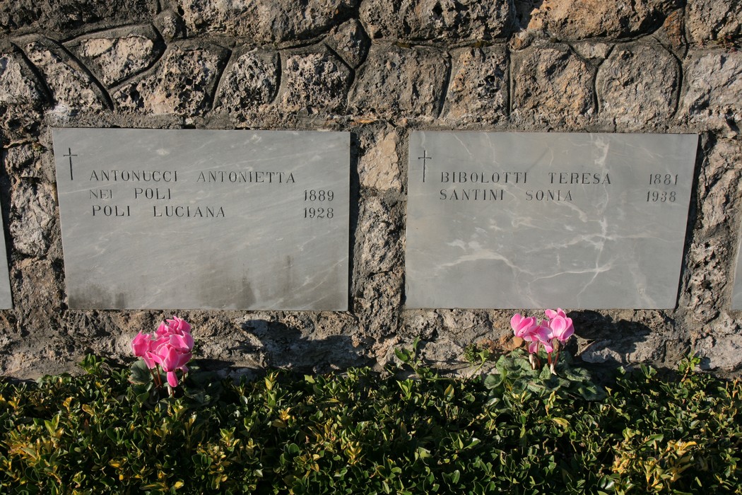 Ossario di Sant'Anna di Stazzema, commemorazione delle vittime della Seconda Guerra Mondiale con lapidi e fiori.