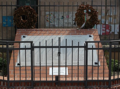Monumento ai caduti per la Libertà di Rivarolo, commemorativo con iscrizioni e corone di fiori.